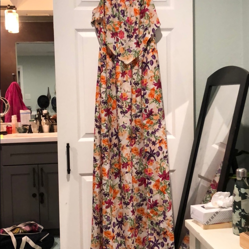 BCBG NWT Beautiful Flowy dress